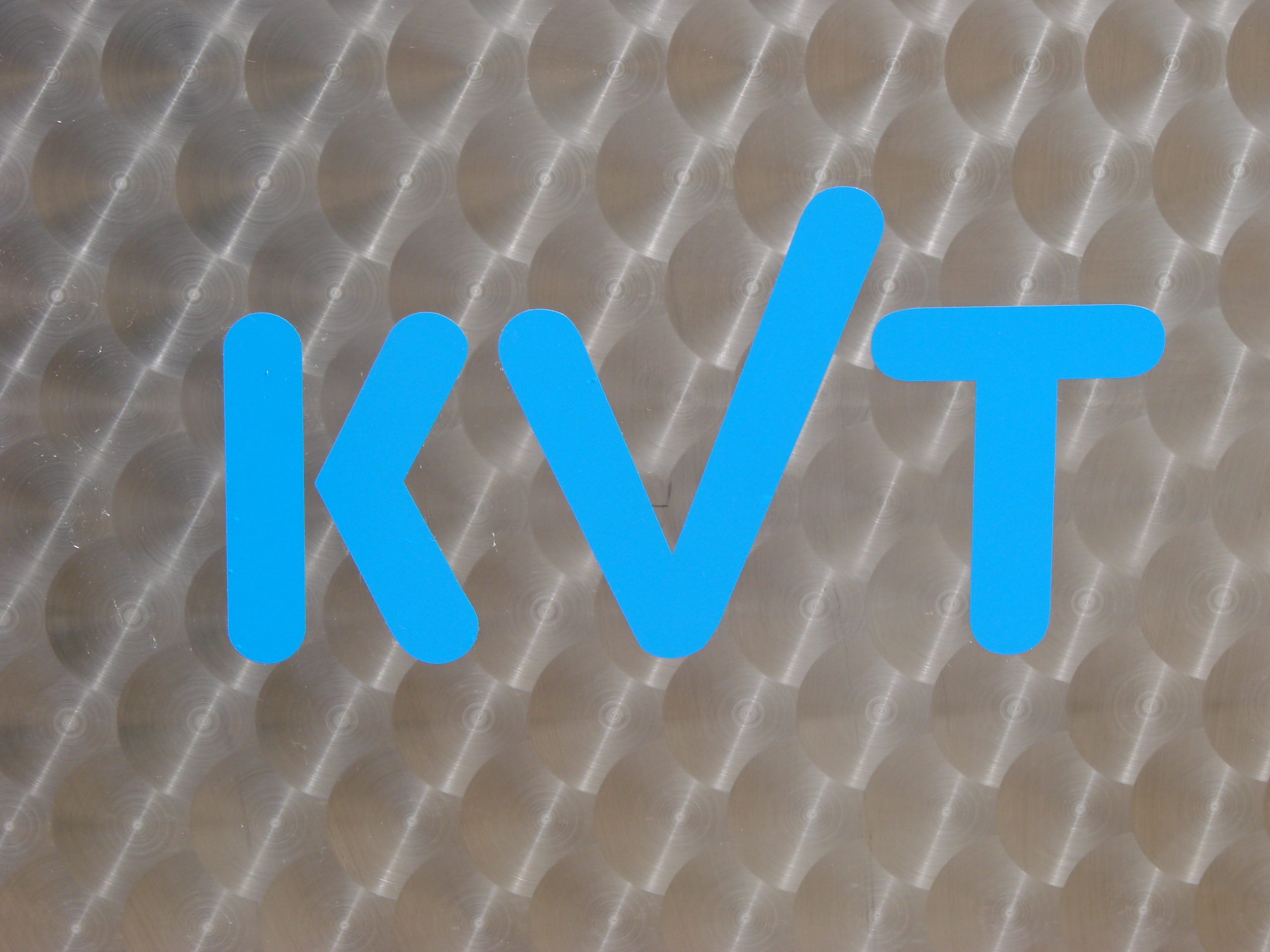 KVT Logo auf Edelstahl marmoriert KVT-Logo-auf Edelstahl-DSC01162