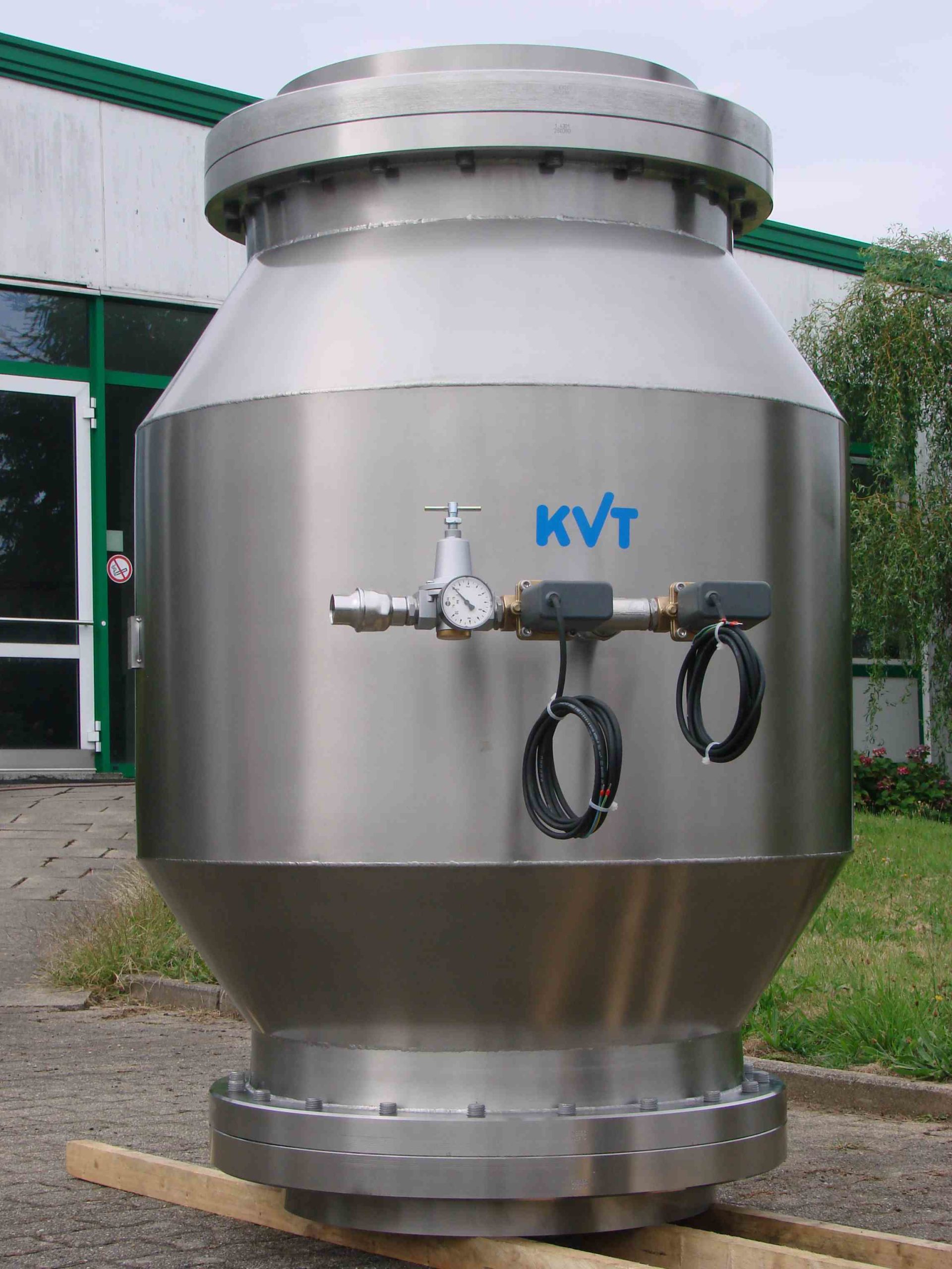 KVT pinch valve DN 600 in stainless steel with pneumatic control in 1" KVT-pinch_valve_DN_600
